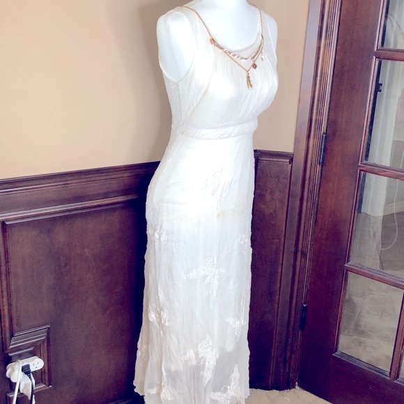 100% silk white dress with jewelry decorated and butterflies embroidery. - Picture 2 of 4